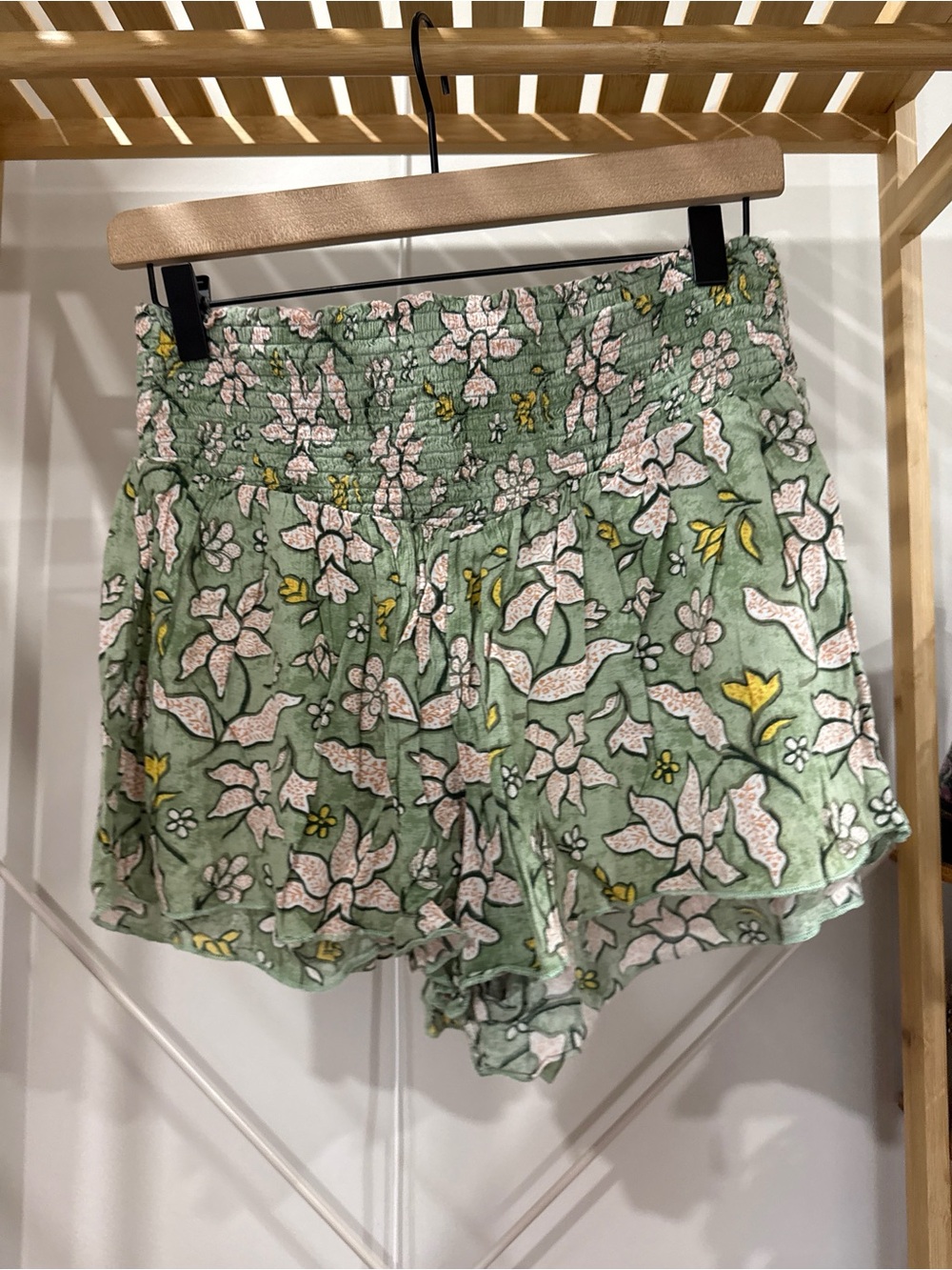 Aerie Green Floral Smocked Waist Women's Shorts medium - Picture 2 of 2